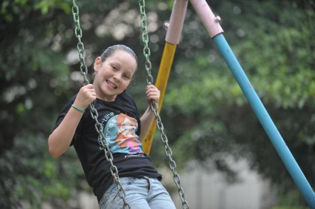  Maria Clara Mendes Derzette, 9, tem uma doença congênita no coração e que o único tratamento é uma cirurgia que não é ofertada pelo Sistema Único de Saúde (SUS). Em dezembro do ano passado, incentivada por um amigo, ela fez um vídeo e lançou uma campanha na internet para conseguir o dinheiro necessário para pagar o procedimento: entre R$ 30 e R$ 40 mil.Maria Clara Mendes Derzette, 9Cicernair Mendes (mãe) Santa Maria 2017, saúde 2017, SUS 2017,