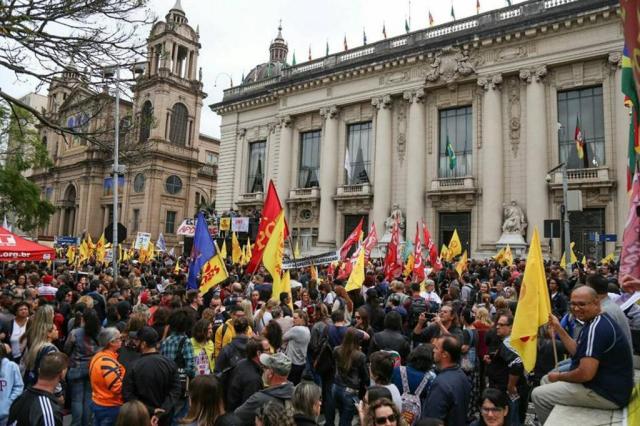 Mobilização dos professores em Porto Alegre contra o parcelamento dos salários