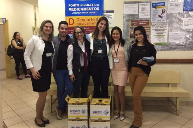 Alunos e professoras da UFSM incentivam população a fazer o descarte correto de medicmanetos. Na foto, da esquerda para a direita: Valéria Limberger Bayer (coordenadora), Carlos Eduardo Brener  (bolsista curso de farmácia), Verginia Possatti Rocha (professora), Victória Venturini (bolsista medicina, Edi Franciele Ries (professora), Emanuelly Rossi (bolsista medicina)