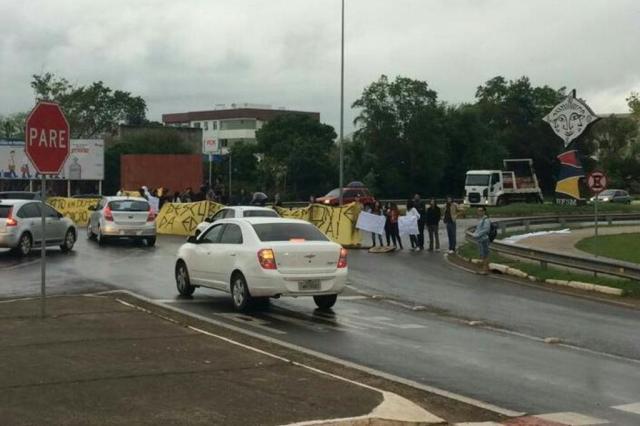 Manifestantes bloquiam avenida roraima na ufsm