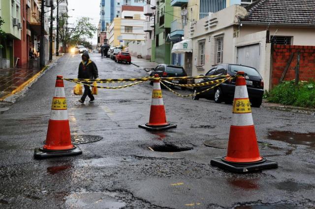  Santa Maria - RS - Brasil 14/09/2017Erosão na rua Pantaleão