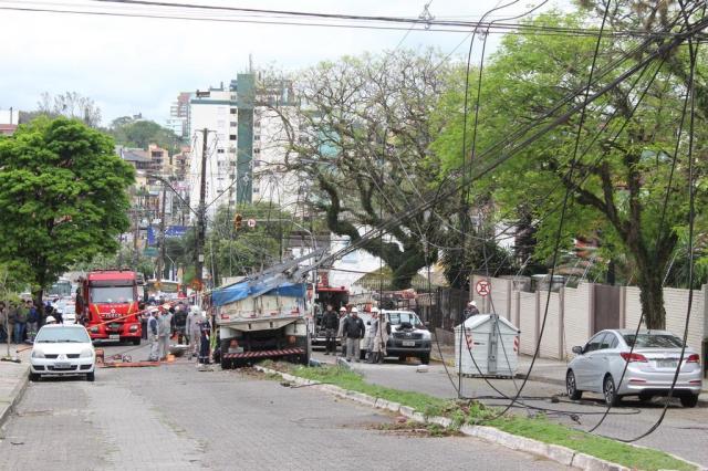 Um acidente de trânsito, no início da tarde desta sexta-feira, deixou moradores da área central de Santa Maria sem energia elétrica. Um caminhão, que trafegava pela Avenida Fernando Ferrari, acabou enroscando na fiação e teria derrubado quatro postes da avenida.