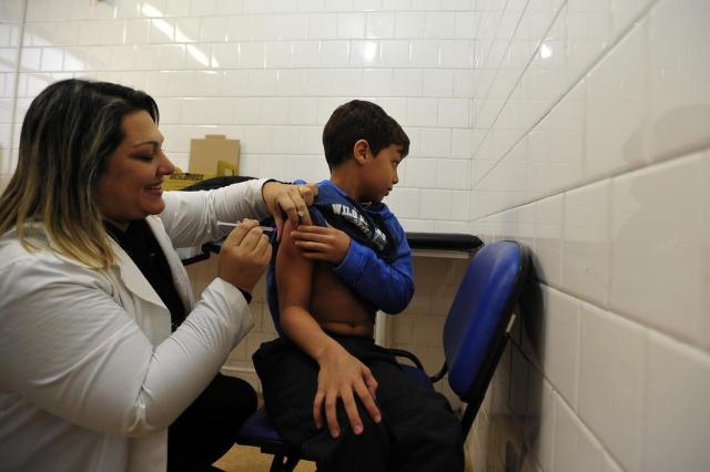  SANTA MARIA, RS, BRASIL. 30/05/2017.Primeiro dia vacinação gripe ampliada população geral. Na foto: Lorenzo ¿ blusa azul ¿ tomando vacina ¿ 9 anosFOTO: GABRIEL HAESBAERT / NEWCO DSM