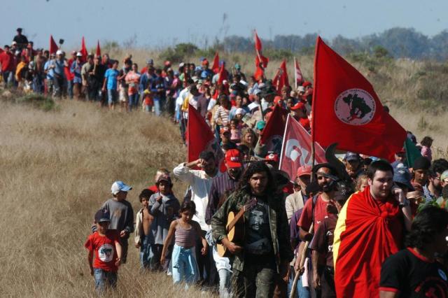 *** Lauro-Protesto MST ***Integrantes do Movimento dos Trabalhadores Rurais Sem Terra (MST) em São Gabriel. Está previsto para começar por volta das 10h um ato simbólico pelos seis dias da morte de Elton Brum da Silva, 44 anos, no local em que o sem-terra foi morto com um tiro nas costas, na Fazenda Southall, em São Gabriel. Os policiais militares não entraram na área que foi invadida.