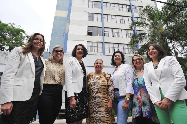 SANTA MARIA,RS, BRASIL. 22/09/2017.As 7 secretarias do Jorge Pozzobom. Nomes: Marta Zanella, Lucia Madruga, Liliane Mello Duarte, Sandra Rebelato, Rossana Schuch Boeira, Ângela Pisani, Verônica Antônio. O prefeito Jorge Pozzobom também aparece na foto. FOTO: GABRIEL HAESBAERT / NEWCO DSM