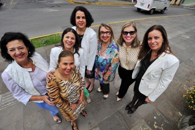 SANTA MARIA,RS, BRASIL. 22/09/2017.As 7 secretarias do Jorge Pozzobom. Nomes: Marta Zanella, Lucia Madruga, Liliane Mello Duarte, Sandra Rebelato, Rossana Schuch Boeira, Ângela Pisani, Verônica Antônio. O prefeito Jorge Pozzobom também aparece na foto. FOTO: GABRIEL HAESBAERT / NEWCO DSM