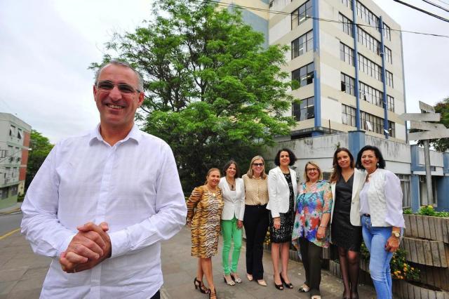 SANTA MARIA,RS, BRASIL. 22/09/2017.As 7 secretarias do Jorge Pozzobom. Nomes: Marta Zanella, Lucia Madruga, Liliane Mello Duarte, Sandra Rebelato, Rossana Schuch Boeira, Ângela Pisani, Verônica Antônio. O prefeito Jorge Pozzobom também aparece na foto. FOTO: GABRIEL HAESBAERT / NEWCO DSM