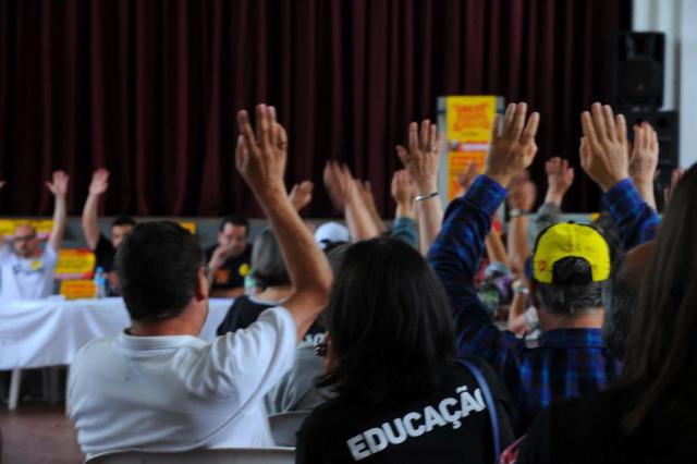  Santa Maria, RS, Brasil, 27/09/2017.Cerca de 200 professores estaduais, de acordo com o 2º Núcleo do Cpers, participaram na tarde desta quarta-feira da assembleia regional da categoria para votar as propostas que serão apresentadas na assembleia geral, sexta-feira, em Porto Alegre. Os professores não pretendem encerrar a greve e exigem a retirada de algumas PECs, em tramitação na Assembleia Legislativa, e o fim do parcelamento dos salários, seja em parcelas ou de forma escalonada.Indexador: GERMANO RORATO