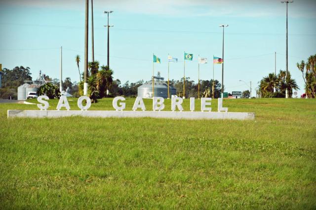 Letreiro no trevo de acesso a São Gabriel na BR-290