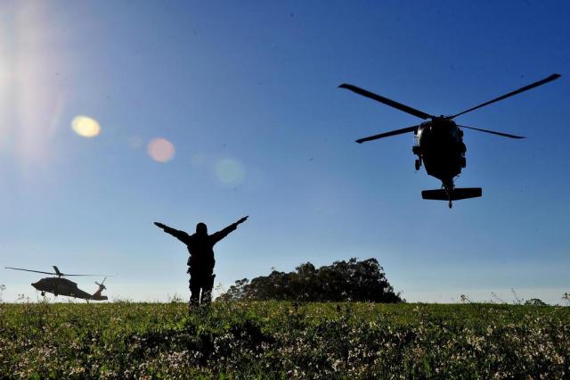  Encerraram na madrugada e início da manhã desta quarta-feira (06/06/2012), em Silveira Martins, as atividades da Operação Soturno Negro, que reuniu cerca de 150 militares de Santa Maria e Rio de Janeiro. Os treinamentos estavam sendo realizados desde o dia 28 de maio em diferentes cidades da Quarta Colônia.