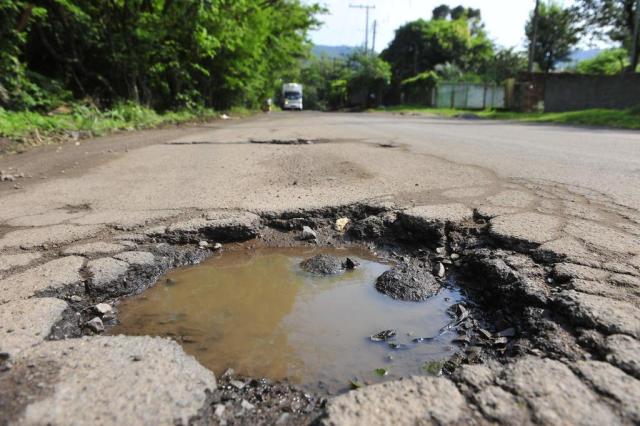  SANTA MARIA, RS, BRASIL. 26/09/2017.Fotos de rua esburacada ou ruim, de faixa de pedestre apagada, de sinaleira e do posto de saúde.Na foto: Buracos rua Castro alvesFOTO: GABRIEL HAESBAERT / NEWCO DSM