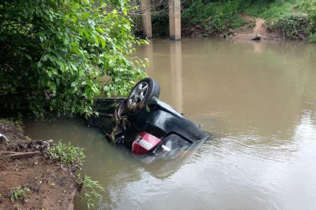 Carro de casal desaparecido foi encontrado em Caçapava do Sul, no Arroio Camaquã 