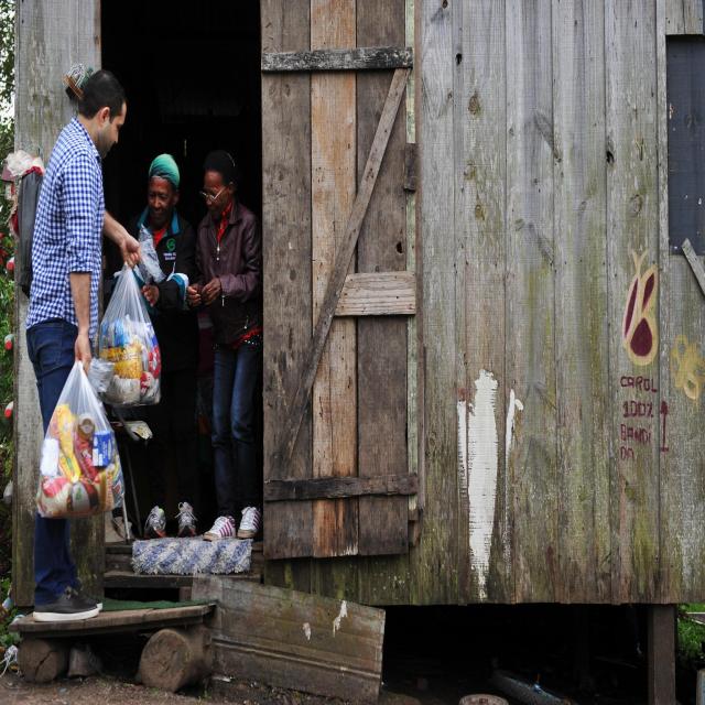 Santa Maria - RS - Brasil 28/09/2017 Projeto fazendo a diferença - Entrega na casa do Dona Maria OlgaCase: Samuel Pretto