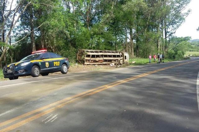 Caminhão boiadeiro tomba na BR-287 em Jaguari