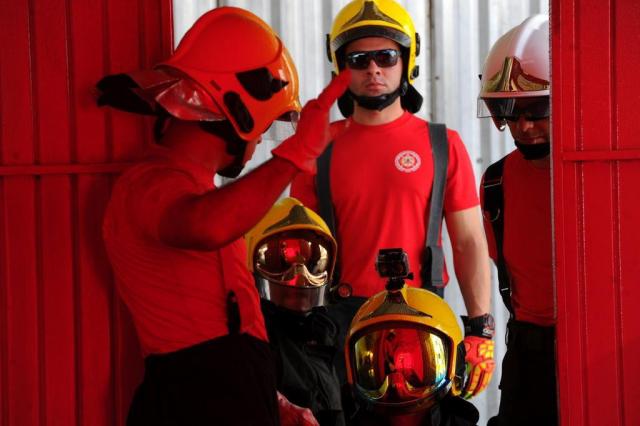  Santa maria, RS, Brasil , 05/10/2017.Treinamento dos bombeiros de santa maria em 05 de outubro de 2017. Curso de Instrutor de combate de incêndio e de operador de combate a incêndio em edificações. Um dos responsáveis pelo curso é o Capitão Joel (de capacete, que estava na primeira bateria)