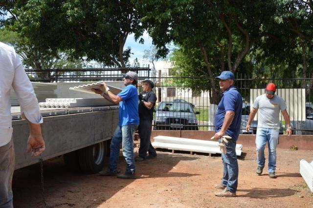 Telhas são doadas a famílias atingidas pelo temporal de 1º de outubro de 2017 em Cruz Alta. Praças são limpas