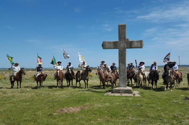 Cavalgada da Paz, como parte da programação cultural da 10.ª Feira Municipal do Livro de São Gabriel. A foto é no Monumento da Batalha do Caiboaté