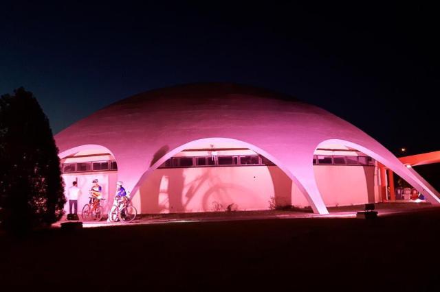 ¿Planetário da UFSM adere à campanha do Outubro Rosa e fica iluminado à noite