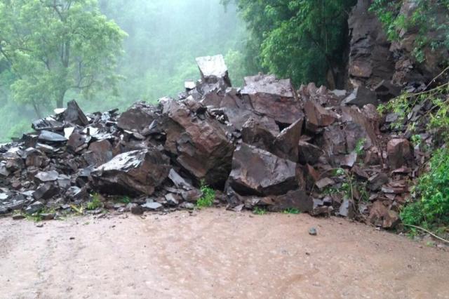 Chuva provocou queda de barreira na ERS-149, entre Nova Palma e Pinhal Grande. Trânsito está completamente interrompido no local.