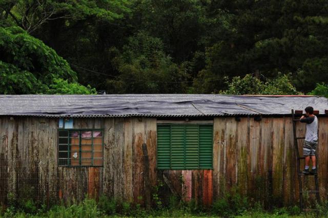 Santa Maria - RS - Brasil 12/10/2017Cerca de 20 casas tiveram os telhados danificados por causa da queda de granizo que atingiu Santa Maria na madrugada desta quinta-feira. A área atingida é a Vila Brígida, na localidade de São Marcos, distrito de Arroio Grande. caseLuiz Fernando Milani, 41 anos, encanador