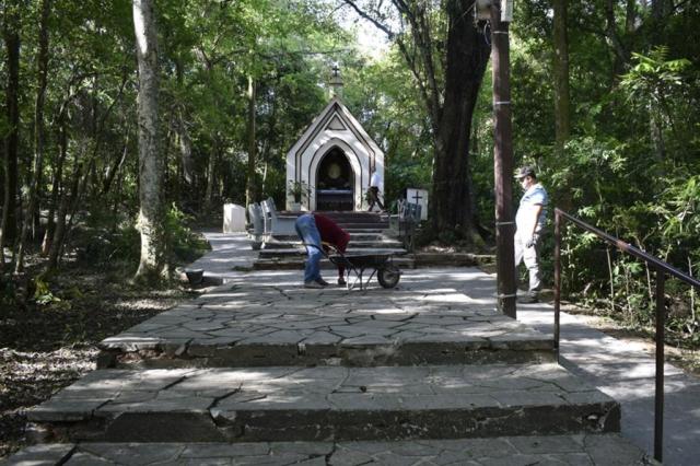 Após quase um mês de trabalhos, a Secretaria de Obras de Faxinal do Soturno concluirá nesta semana uma série de melhorias no Bosque do Santuário Mãe Rainha, ponto turístico localizado na área central da cidade.