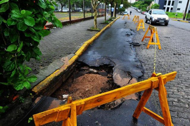  Santa Maria - RS - Brasil - 13/10/2017Buraco em frente ao fórum