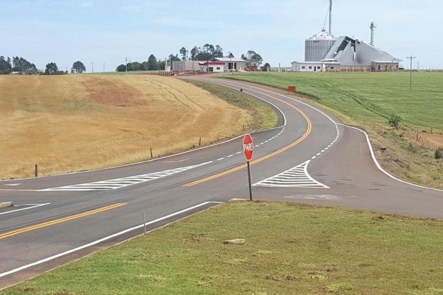 O escoamento da produção agrícola entre Santiago e Capão do Cipó, na Região Central do estado, terá como rota uma rodovia em condições renovadas de trafegabilidade. As obras de recuperação do trecho da RSC-377 que liga os dois municípios estão em fase final.