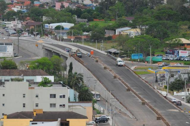 Santa Maria, RS, Brasil, 09/10/2017.Obras do viaduto do Castelinho estão na reta final. Elas fazem parte da duplicação das BRs da travessia urbana de Santa Maria.