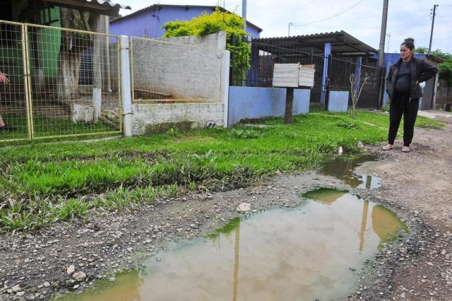  SANTA MARIA, RS, BRASIL. 10/10/2017.Reclamações dos moradores em relação a falta de saneamento básico, asfaltamento, buracos nas ruas e esgotos a céu aberto. NA FOTO: Camila Trindade (a grávida, estava toda de preto)FOTO: GABRIEL HAESBAERT / NEWCO DSM