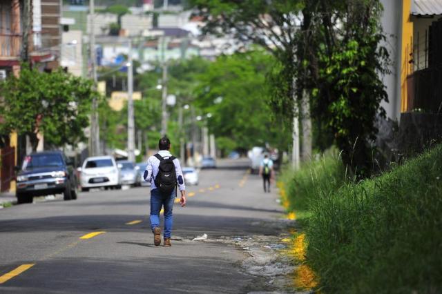  SANTA MARIA, RS, BRASIL. 17/10/2017.Mudanças no trânsito no bairro Medianeira; na rua Heitor Campos, o meio-fio e a rua foram pintados sinalizando a proibição de estacionamento.FOTO: GABRIEL HAESBAERT / NEWCO DSM