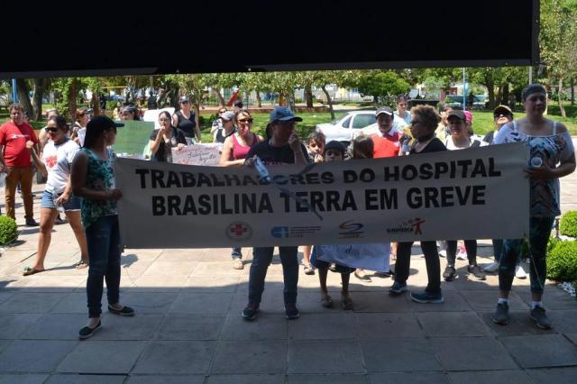 Prefeito Municipal recebe comissão de funcionários do Hospital Brasiliana Terra, de Tupanciretã, que protestam contra o atraso de salários. 