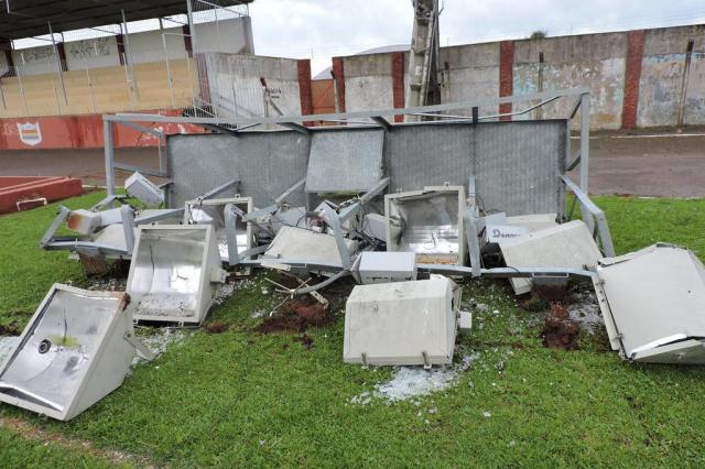 Poste de iluminação do estádio municipal destruído pelo temporal em Júlio de Castilhos na madrugada de 19/10/2017.