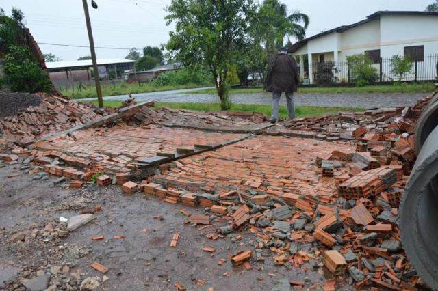 Destruição causada pelo temporal de 19 de outubro de 2017 em Cruz Alta. Ventos atingiram 134 km/h