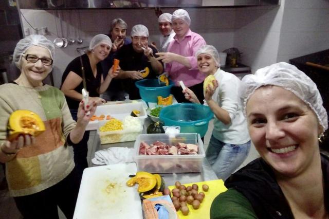 Equipe do Soparceiro, voluntários que servem sopão para moradores de rua e pessoas pobres do Centro de Santa Maria. Diário nos Bairros.