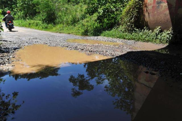  Santa Maria - RS - Brasil 16/10/2017Ruas da Vila Nossa Senhora da Conceição cheias de buracos e algumas com esgoto a céu aberto CASE: Ibanez Alves Vidal (estava de camisa branca)