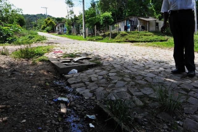  Santa Maria - RS - Brasil 16/10/2017Ruas da Vila Nossa Senhora da Conceição cheias de buracos e algumas com esgoto a céu aberto CASE: Ibanez Alves Vidal (estava de camisa branca)