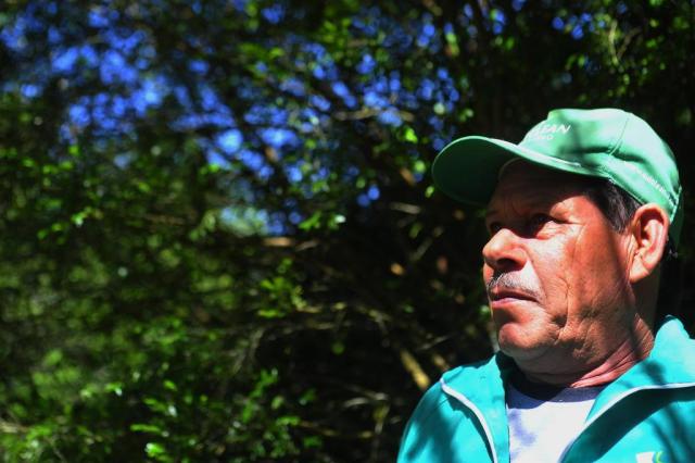  SANTA MARIA, RS, BRASIL. 24/10/2017.Cor cortes de verbas e demissões, funcionários terem de abandonar as atividades no Jardim Botânico da UFSM. Case: Aldenir Schmitt, 58 anos - JardineiroFOTO: GABRIEL HAESBAERT / NEWCO DSM