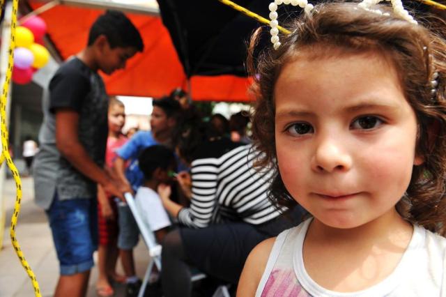  Santa Maria - RS - BRASIL - 25/10/2017Festa Dia das Crianças na tenda da Kiss, no Centro de Santa MariaCasesJanaína dos Santos, 3 anos (close)William do Amaral Alves, 9 anos (cara pintada)