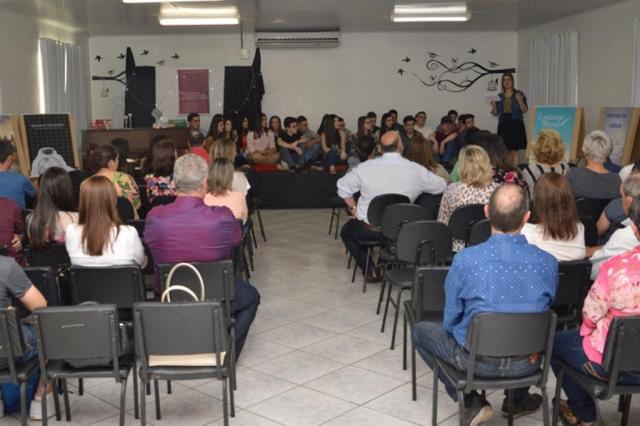 Na última terça-feira, os alunos do segundo ano da Escola da URI de Santiago lançaram o livro Os Melhores Contos Sadios da América Latina. Segundo a professora de literatura, Ana Paula Milani Zaboetski, o trabalho de produção teve início em maio, quando a turma foi dividida em oito grupos e cada um deveria produzir uma narrativa no gênero conto. 