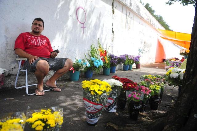  SANTA MARIA, RS, BRASILCresce venda de flores próximo ao feriado de finados em Santa Maria.FOTO: GABRIEL HAESBAERT