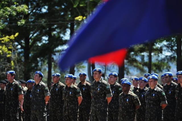  Santa Maria - RS - BRASIL 01/11/2017 Militares participam de formatura  após Brasil encerrar participação na missão de paz da ONU no HaitiCases:  Na sequênciaPaulo Romário Carvalho, 46 anos (negro) - Sub-tenenteCristian Willian Ortiz Pregardier, 23 anos (mais jovem) - SoldadoLuciléia de Oliveira Vicente, 35 anos - 3º sargento - Téc. de EnfermagemCarlos Alexandre Geovanini - Tenente-coronel