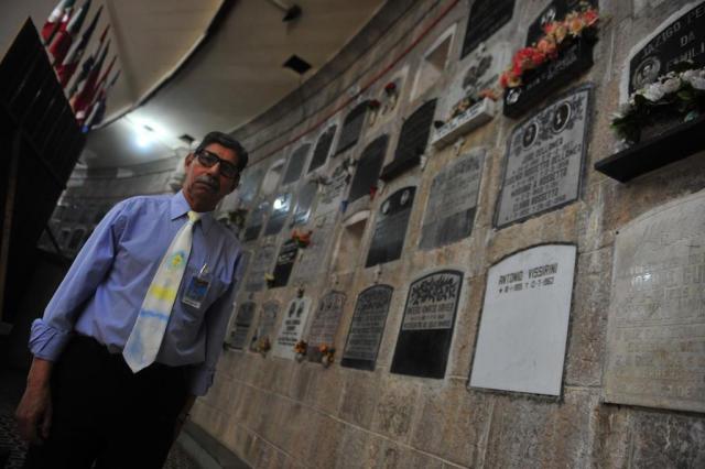  SANTA MARIA, RS, BRASIL. 02/11/2017.Pauta Finados Santa Maria Na foto: Carlos Dornelles, 65 anos - Aposentado e Guardião da Cripta da Basílica da MedianeiraFOTO: GABRIEL HAESBAERT / NEWCO DSM