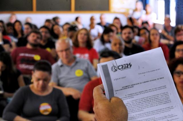  Santa Maria, RS, Brasil 06/11/2017. Os professores do 2º Núcleo do Cpers/Sindicato realizaram na tarde desta segunda-feira, 06 de novembro, uma assembleia regional para discutir sugestões para uma contraproposta ao Estado, que apresentou proposta à categoria no dia 30 de outubro. No domingo, 5 de novembro, a greve dos professore completou dois meses. A proposta aprovada na assembleia regional será apresentada na próxima assembleia geral da categoria, que ainda não tem data nem horários definidos.