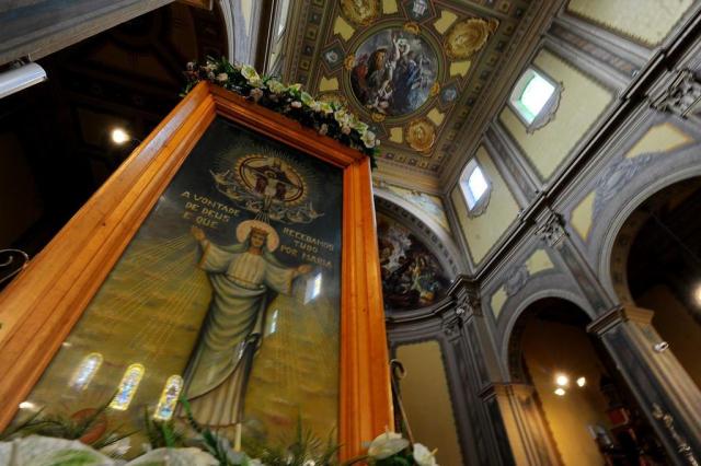  Santa Maria, RS, Brasil, 30/10/2017.Desde domingo, 29/10, está acontecendo em Santa Maria a Trezena Móvel que antecede a 74ª Romaria Estadual de Nossa Senhora Medianeira. Nesta segunda-feira, a imagem de Medianeira sai da Catedral Metropolitana e vai até a Paróquia Nossa Senhora da Glória, em Camobi.