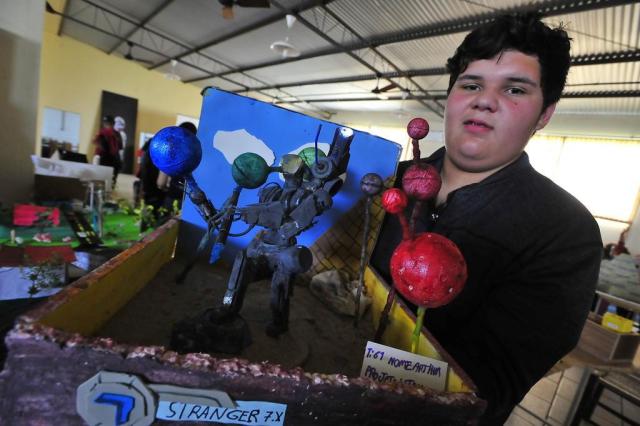  SANTA MARIA, RS, BRASIL. 09/11/2017.Escola Estadual Naura Teixeira Pinheiro realiza Mostra de ciências. FOTO: GABRIEL HAESBAERT / NEWCO DSM