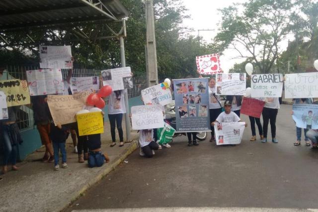 Familiares e amigos fazem protesto em frente a escola onde adolescente foi assassinado