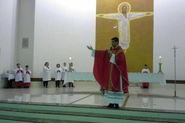 com a palavra, padre lucas carvalho, basilica da medianeira