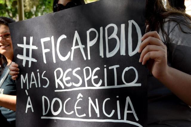 No ato público na Praça Saldanha Marinho, no Centro de Santa Maria, estudantes da Universidade Federal de Santa Maria (UFSM) protestam pela manutenção do programa federal PIBD