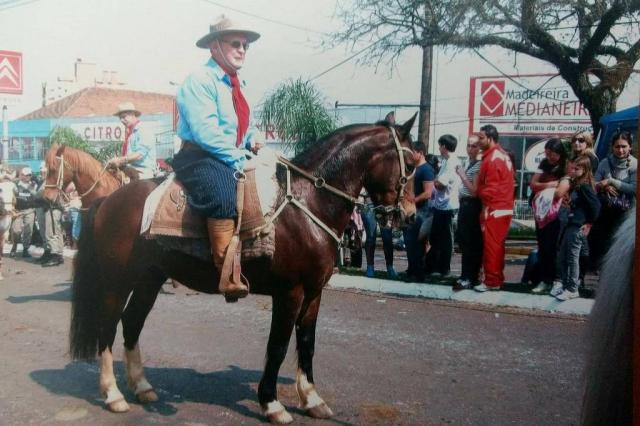 Padre Dotto gosta muito da tradição gaúcha e faz questão de participar do Desfile Farroupilha em Santa Maria