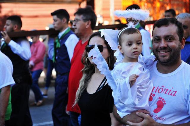  Santa Maria -  RS - Brasil 12/11/201774º  Romaria de Nossa Senhora MedianeiraAnjinha - Antônia Penalva Bello, 1 e 5 mesesMãe - Carla Penalva 33 anos, empresáriaPai - Calin Bello, 31 anos, empresário